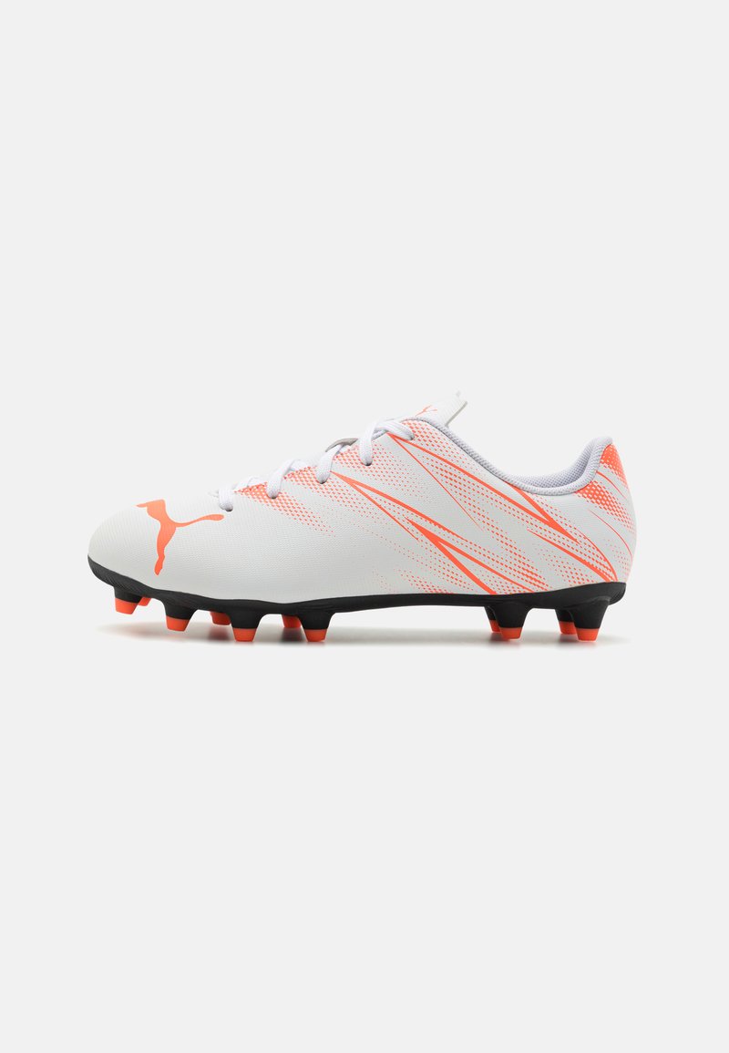Scarpe da calcio bianche con suola nera, accenti arancioni e tomaia in mesh traspirante. Presentano strisce prominenti e sei tacchetti stampati.