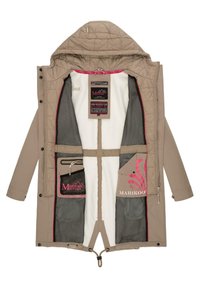 Beige buitenjas met gewatteerde textuur, capuchon en meerdere binnenzakken. Heeft roze accenten en een opvallend logo. Ritssluiting en knoopsluitingen.