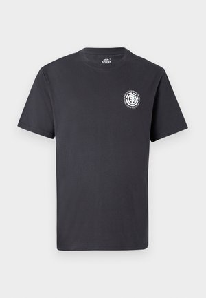 Schwarzes Baumwoll-T-Shirt mit kurzen Ärmeln, Rundhalsausschnitt und einem kleinen Grafiklogo auf der linken Brust. Glatte Textur, lässiges Design.