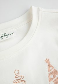 Biała bawełniana koszulka z różowo-złotymi brokatowymi wzorami gwiazdy, spirali i czapki imprezowej; okrągły dekolt i przeszyte brzegi.