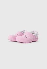Ein Paar hellrosa Clogs zum Hineinschlüpfen mit Belüftungslöchern und weicher weißer Fleece-Innenseite, leicht nach rechts geneigt auf einem schlichten Hintergrund.