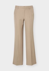 Μπεζ γυναικείο παντελόνι με θηλιές για ζώνη, πτυχές μπροστά και ίσια φαρδιά μπατζάκια σε απλό λευκό φόντο.