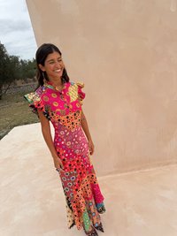 Kleurrijke, gestreepte maxi-jurk met volantmouwen; heeft meerdere printen in roze, oranje, groen en zwart. Soepele stof; aansluitende lijfje.