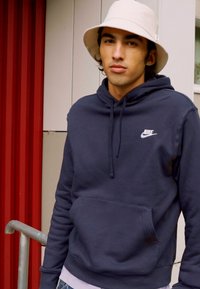 Nike Sportswear SPORTSWEAR CLUB FLEECE - Sweatshirt com capuz - cave purple/white