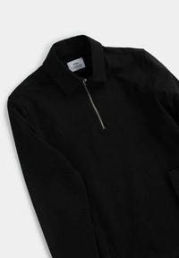 Czarny sweter z kołnierzykiem, z przodem na pół zamek i gładką, matową teksturą. Prosty i elegancki design bez widocznych wzorów.