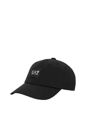 Gorra de béisbol negra con visera curva y un parche rectangular que muestra el logo blanco de EA7 Emporio Armani en el frente.