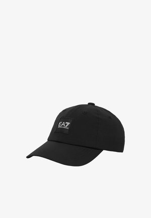 Gorra de béisbol negra con visera curva y un parche rectangular que muestra el logo blanco de EA7 Emporio Armani en el frente.