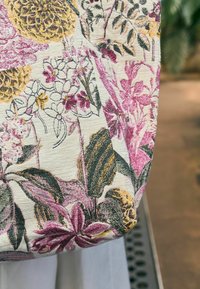 Next KEW GARDENS TAPESTRY - Rankinė - pink