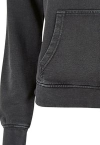 Sweat-shirt gris avec une poche kangourou, des poignets et un ourlet côtelés. Confectionné en tissu texturé avec un design simple et sans motifs apparents.