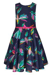Granatowa sukienka bez rękawów z rozkloszowanym dołem, ozdobiona kolorowymi abstrakcyjnymi ptakami oraz cienkim różowym paskiem w talii.