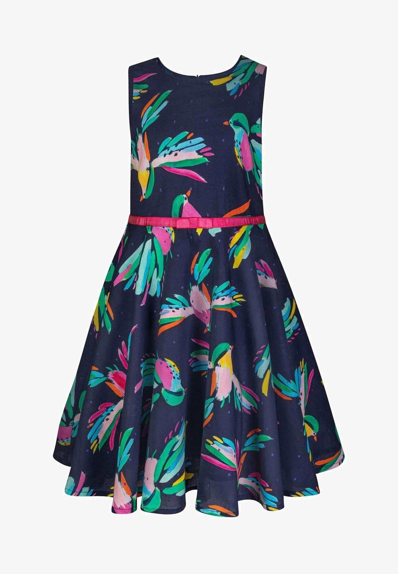 Granatowa sukienka bez rękawów z rozkloszowanym dołem, ozdobiona kolorowymi abstrakcyjnymi ptakami oraz cienkim różowym paskiem w talii.