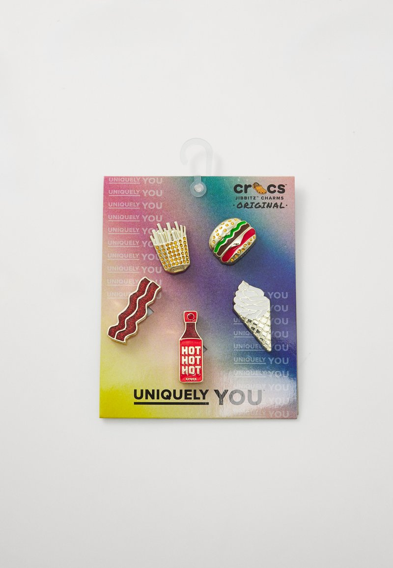 Komplet petih Jibbitz čarov za Crocs: slanina, hamburger, pomfri, steklenička z vročo omako, sladoledna kornetica. Svetle barve, sijoča površina in raznoliki dizajni.