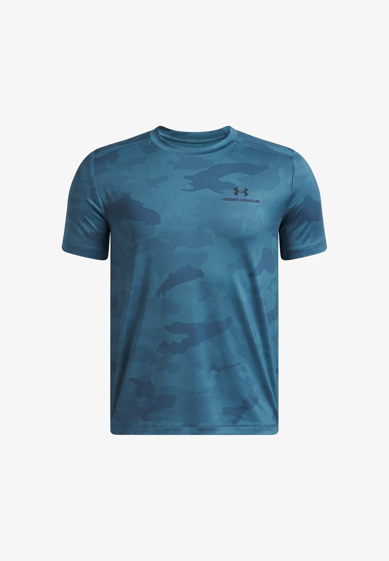 Camiseta deportiva de manga corta con patrón de camuflaje azul, fabricada con tejido que absorbe la humedad, con cuello redondo y logotipo de Under Armour impreso en negro.