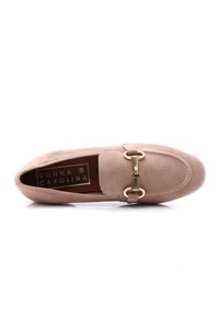 Mocassino in suede rosa chiaro con fibbia in tono oro. Punta rotonda, suola piatta e soletta con marchio. Texture liscia in tutto il modello.
