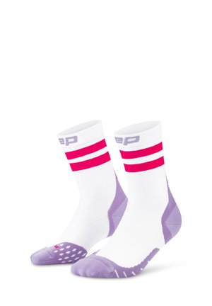 Weiße Socken mit rosa und lila Akzenten; verfügen über rosa Streifen am Bündchen, gepolsterten lila Fersen- und Zehenbereich sowie strukturierten Grip-Punkten an der Sohle.