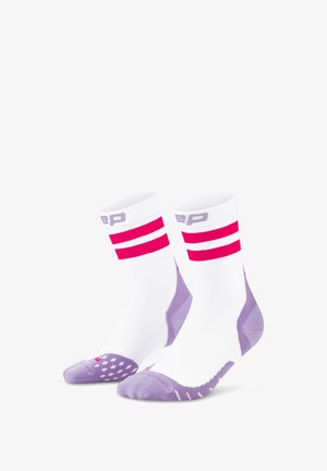 Weiße Socken mit rosa und lila Akzenten; verfügen über rosa Streifen am Bündchen, gepolsterten lila Fersen- und Zehenbereich sowie strukturierten Grip-Punkten an der Sohle.