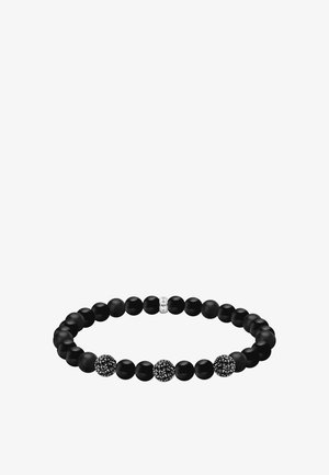 Schwarzes stretchbares Perlenarmband mit drei schwarzen, kristallbesetzten Perlen und einer kleinen silbernen Perle mit eingravierten Markeninitialen.