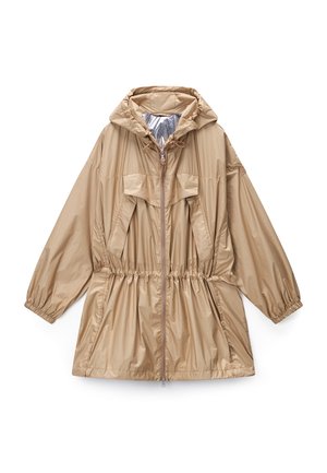 Beige lett jakke med hette, elastisk midje, to store frontlommer og en glatt, skinnende tekstur. Frontglidelås med snor.