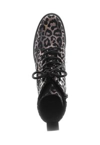 Veterschoen voor enkels in het zwart met een glanzend luipaardprintpatroon. Voorzien van een ronde neus, dikke zool en een gestructureerd materiaal.