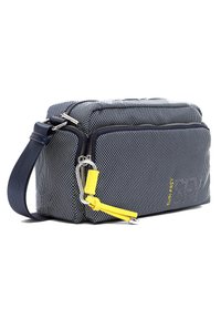 Borsa a spalla a motivo navale realizzata in tessuto con una superficie liscia, dotata di due scomparti con zip e una tracolla con accento giallo.