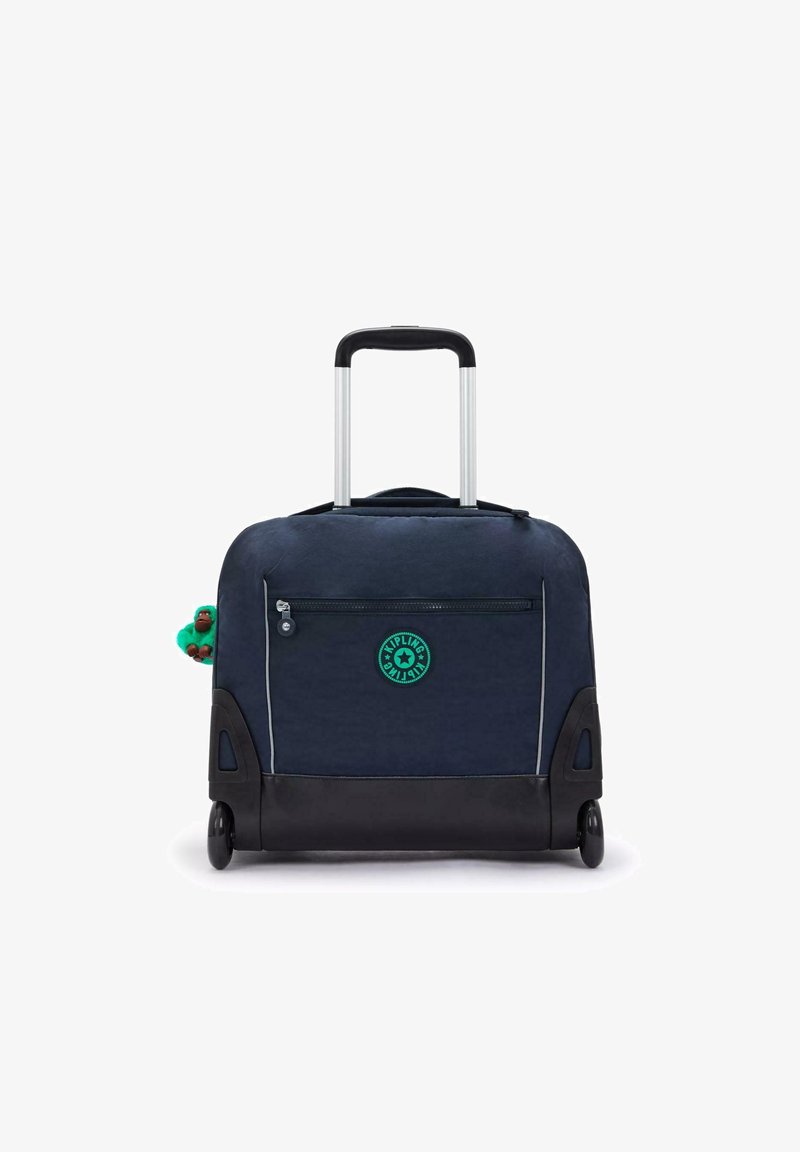 Bagage cabine bleu marine à roulettes avec poignée rétractable, poche avant zippée, logo Kipling et petit porte-clés singe vert sur le côté gauche.
