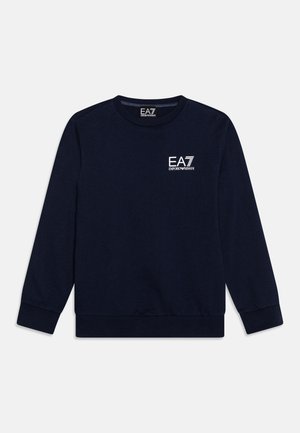 Sweat-shirt bleu marine à manches longues avec col rond et logo blanc "EA7 Emporio Armani" sur le côté gauche de la poitrine.