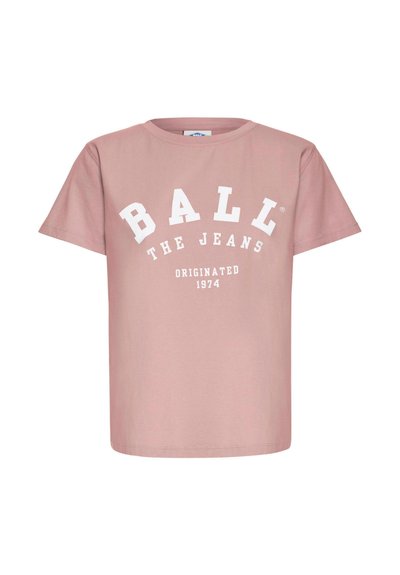 Pudrová ružová tričko s krátkym rukávom a bielym nápisom "BALL THE JEANS ORIGINATED 1974" potlačeným na prednej strane.
