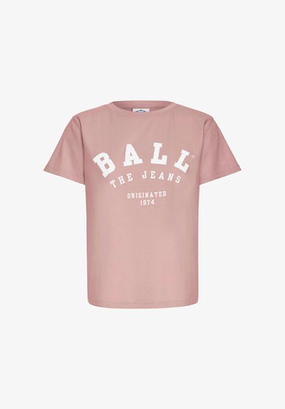 Pudrová ružová tričko s krátkym rukávom a bielym nápisom "BALL THE JEANS ORIGINATED 1974" potlačeným na prednej strane.