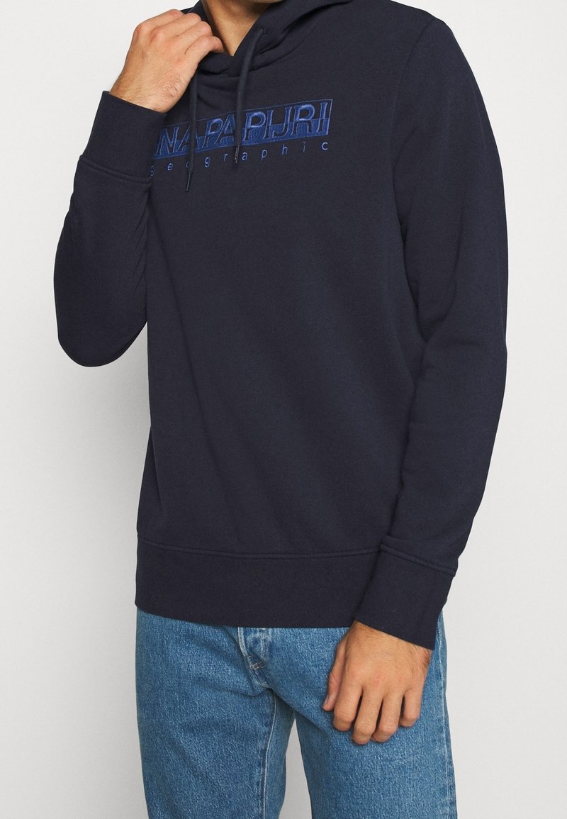 Felpa blu navy con cappuccio e cordoncino, caratterizzata da un logo ricamato in blu sul petto. Realizzata in un tessuto morbido e strutturato.