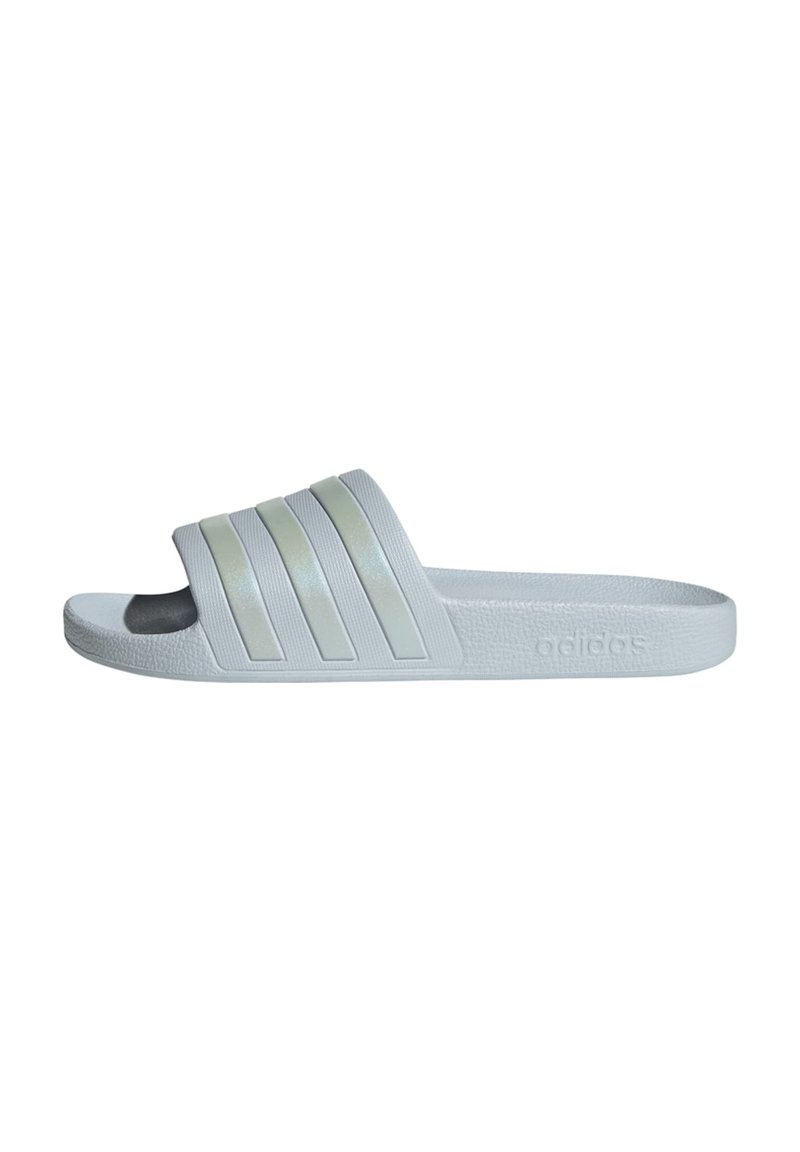 White slide sandal with three parallel stripes in a slightly glossy finish. Textured footbed and smooth sole, featuring embossed logo.