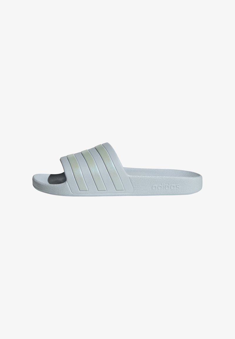 White slide sandal with three parallel stripes in a slightly glossy finish. Textured footbed and smooth sole, featuring embossed logo.