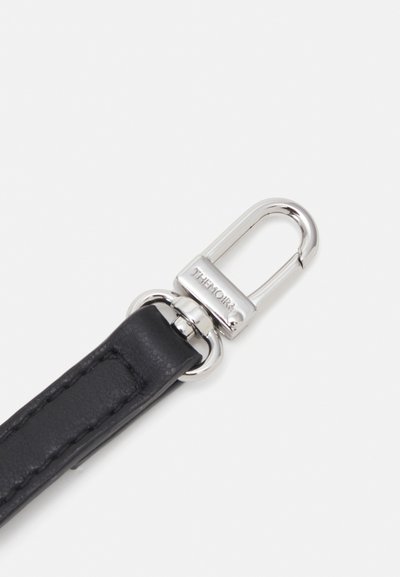 Cinghia in pelle nera con hardware in metallo argentato. La cinghia presenta dettagli di cucitura e una clip metallica rettangolare per il fissaggio.