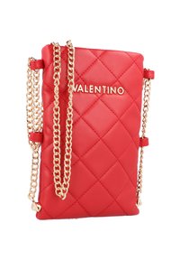 Borsa a tracolla in pelle trapuntata rossa con catene dorate e logo "VALENTINO" sul davanti. Forma rettangolare con superficie liscia.