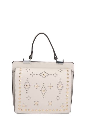 Sac à main en cuir beige avec une forme structurée, orné d'accents dorés et argentés dans un motif géométrique. Dispose d'une poignée supérieure et d'une fermeture à fermoir.