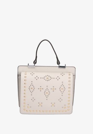 Beige leren handtas met een gestructureerde vorm, versierd met gouden en zilveren accenten in een geometrisch patroon. Voorzien van een bovenhandvat en een sluiting met een schuifklem.