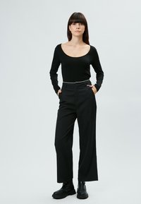 INFLUENCER U-NECK  - Longsleeve - black