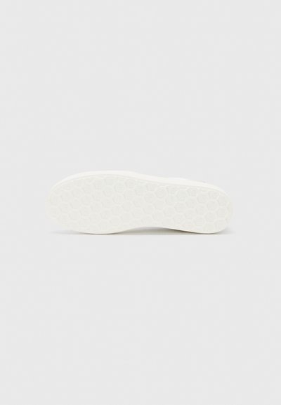 Vitt gummi-sul med ett strukturerat hexagonalt mönster. Rundad form med en slät kant, vilket ger bra grepp och hållbarhet.