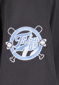 Juodas audinio rankovė su mėlyna ir balta siuvinėta logotipu, vaizduojančiu kirstukus, beisbolo kamuolį ir tekstą "Fälbu 05" apvalios formos dizainu.