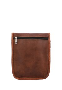 Brązowa skórzana saszetka o gładkiej fakturze, z czarnym zamkiem błyskawicznym na górze. Prostokątny kształt z wykończonymi brzegami i bez dodatkowych zdobień.
