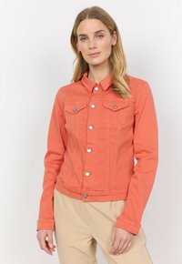 Korallfärgad jeansjacka med en figursydd design, två bröstfickor och silverfärgade tryckknappar. Har långa ärmar och en knappad krage.