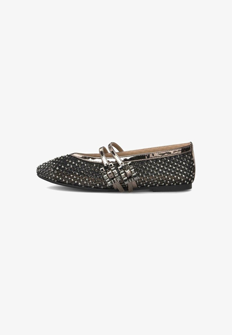 Schwarzer flacher Schuh mit einer spitzen Zehenform, verziert mit kleinen metallischen Nieten und dekorativen Überkreuzriemen an der Vorderseite. Glatte Textur.