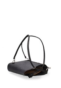 Sac à main noir en cuir texturé, de forme rectangulaire, doté de doubles anses et d'une fermeture éclair avec quincaillerie en argent.