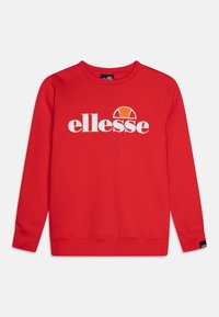 Sudadera roja de cuello redondo hecha de algodón, con un gran logo blanco de "ellesse" y un acento circular en naranja encima del texto.