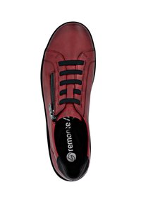 Baskets en cuir rouge avec lacets noirs et une fermeture éclair sur le côté. Elles présentent un bout arrondi et une semelle en caoutchouc noir contrastant. À l'intérieur, une semelle intérieure avec logo.