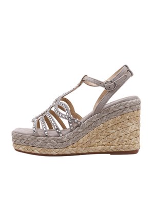 Sandalia cuña con tiras de ante gris, adornada con strass transparentes y una plataforma de yute trenzado. Presenta un cierre de hebilla y un diseño de parte trasera abierta.