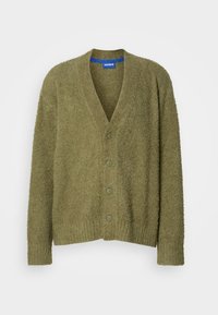 Olijfgroene getextureerde cardigan, met sjawlboord, knoopsluiting aan de voorkant met vijf knopen, lange mouwen en geribde manchetten en zoom.