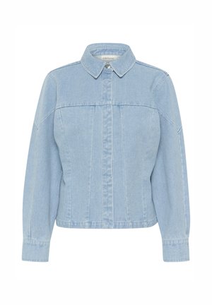 Jachetă din denim bleu deschis cu guler ascuțit, închidere frontală cu nasturi, mâneci lungi și detalii cu cusături verticale. Textură netedă.