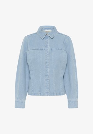 Chaqueta de mezclilla azul claro con cuello puntiagudo, cierre frontal de botones, mangas largas y detalles de costura vertical. Textura suave.