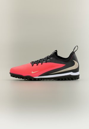 Κόκκινο και μαύρο παπούτσι ποδοσφαίρου Nike με λευκή σόλα, μαύρα κορδόνια και χρυσό λογότυπο swoosh, σε ουδέτερο φόντο.