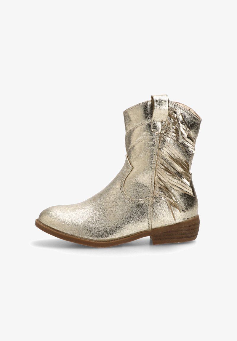 Bota de tobillo metálica dorada con un acabado suave, detalles de flecos en el costado, punta redondeada y tacón apilado marrón.